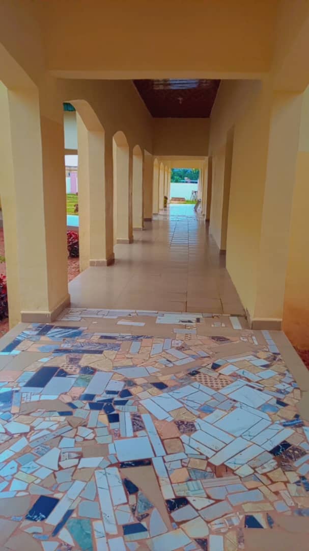 St John's Medical Centre, Samban-Gida — covered walkway